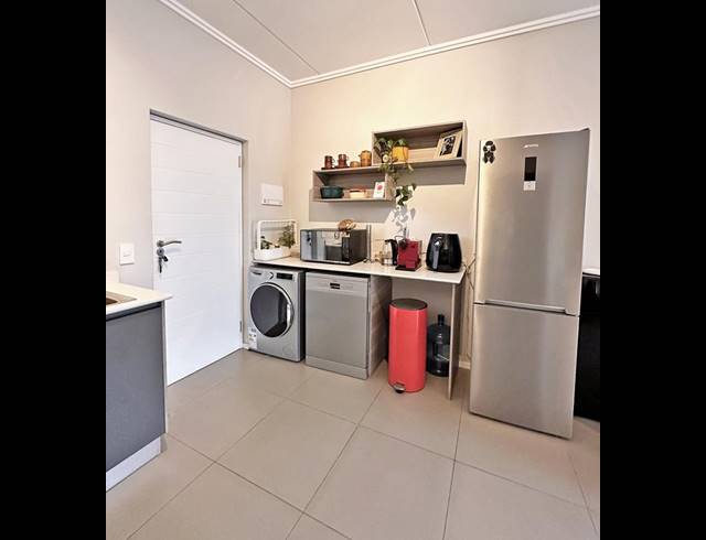 2 BEDROOM APARTMENT FOR SALE IN BRYANSTON